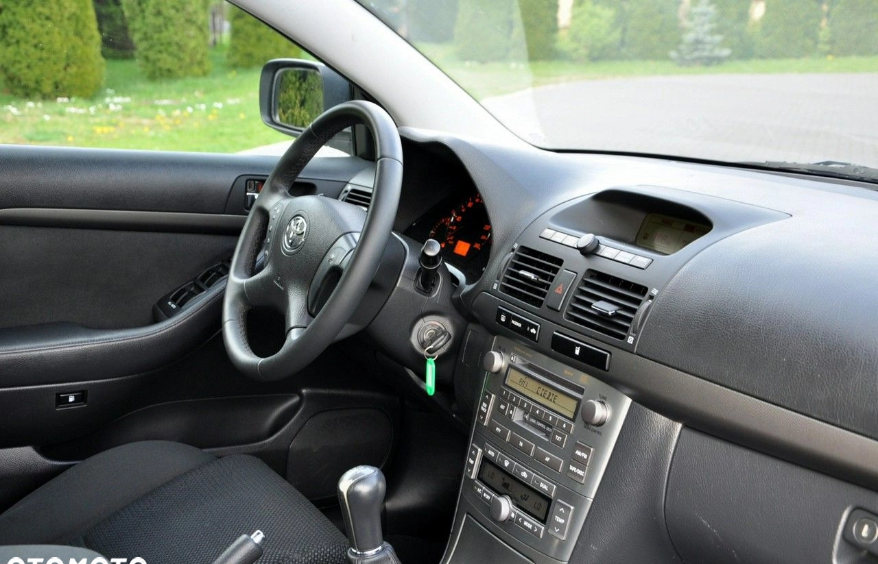 Toyota Avensis cena 17900 przebieg: 211258, rok produkcji 2005 z Dzierzgoń małe 742